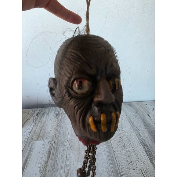 Vintage rattling chains zombie head mini Halloween beheaded hanging Halloween de - Picture 6 of 10